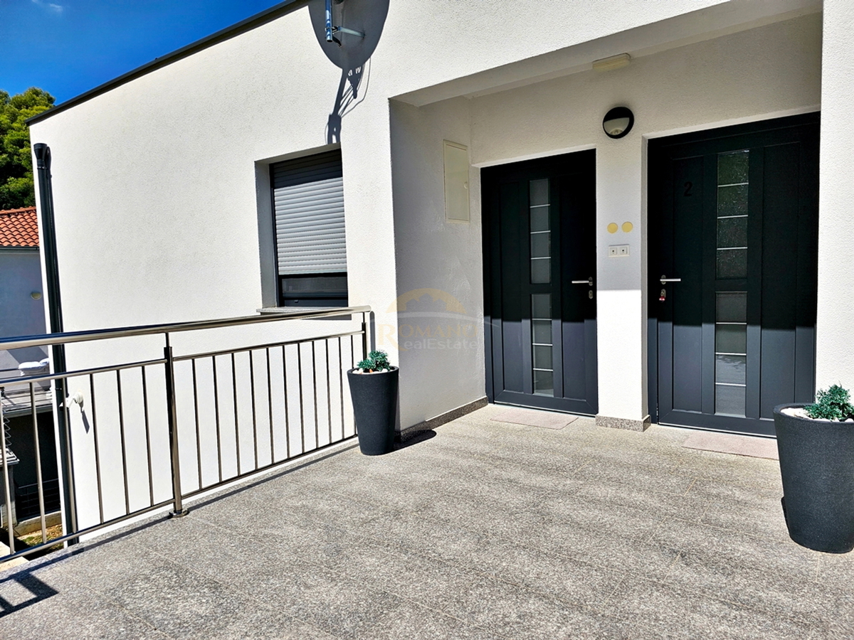 Luksuzna hiša na Čiovu - Mastrinka s 3 apartmaji in odprtim pogledom na morje